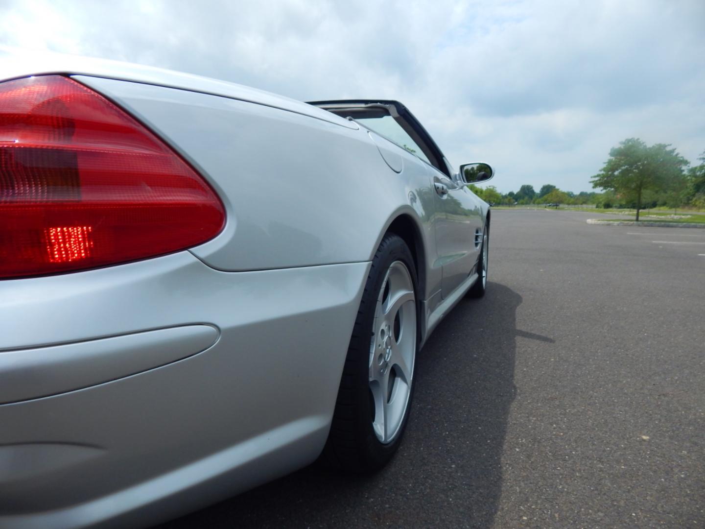 2005 brilliant silver metallic /Dark Gray leather Mercedes-Benz SL-Class sport (WDBSK76F15F) with an 5.5 Liter V12 Bi-turbo engine, 5 speed automatic transmission, located at 6528 Lower York Road, New Hope, PA, 18938, (215) 862-9555, 40.358707, -74.977882 - Here for sale is a Very clean 2005 Mercedes-Benz SL600 with sport package. Under the hood is a 5.5 liter Bi-turbo V12 making 493 horsepower and 590 foot pounds of torque. Its puts all that power to the rear wheels via a smooth shifting 5 speed automatic transmission. Features include; Dark Gray l - Photo#48